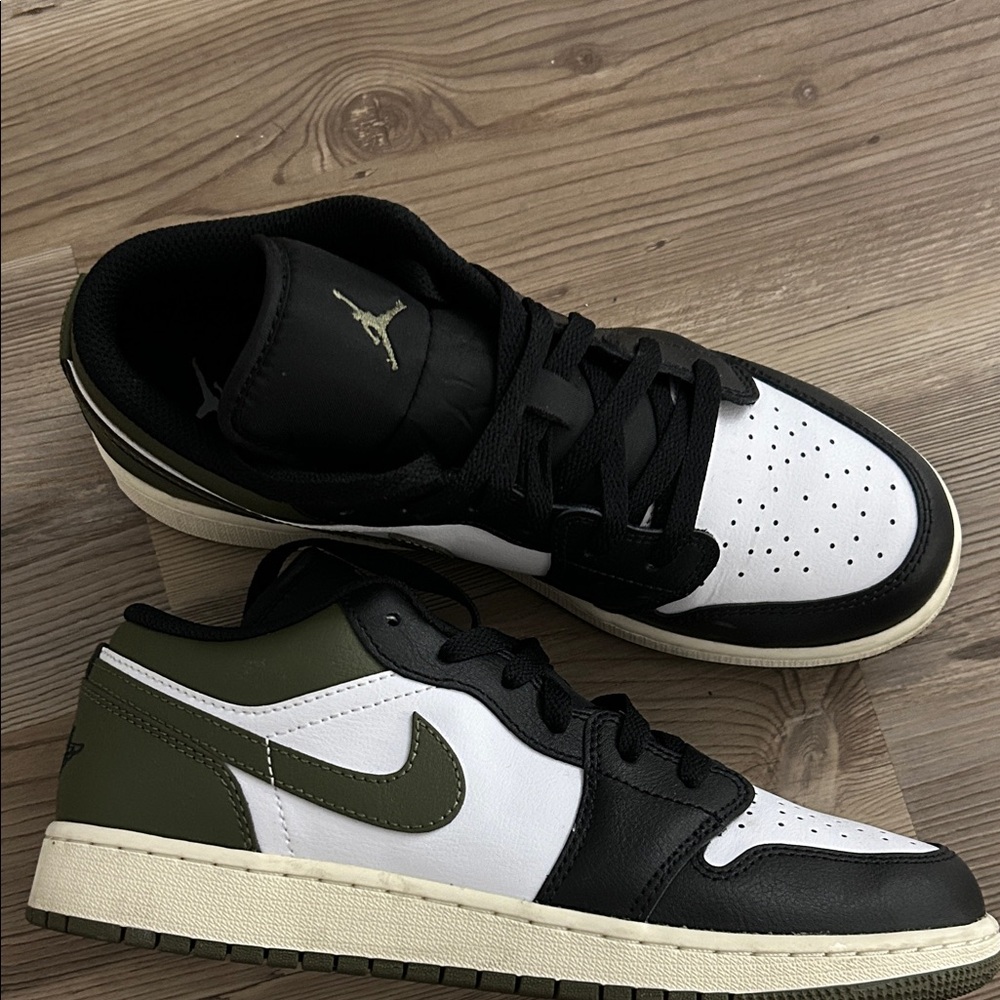 Jordan Men's Black, White, and Green Sneakers